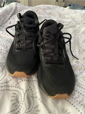 Brooks Womens Revel 7 Black Running Shoes with Gum Outsole Excellent Condition